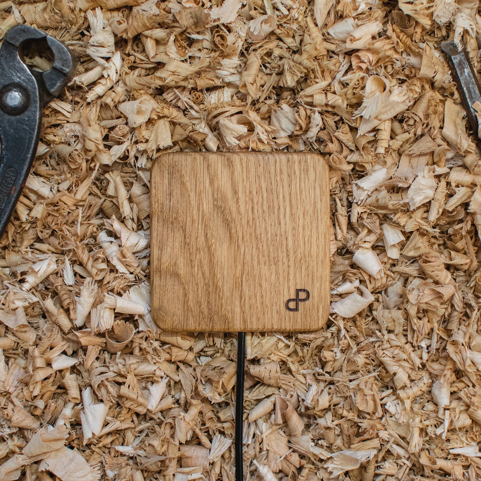 Handcrafted Wooden Wireless Charger - Sweet home fitting